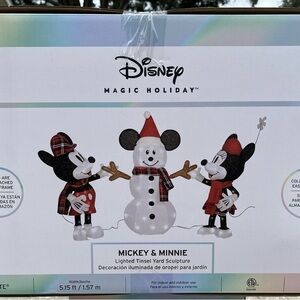 Disney Magic Holiday Mickey & Minnie with Snowman